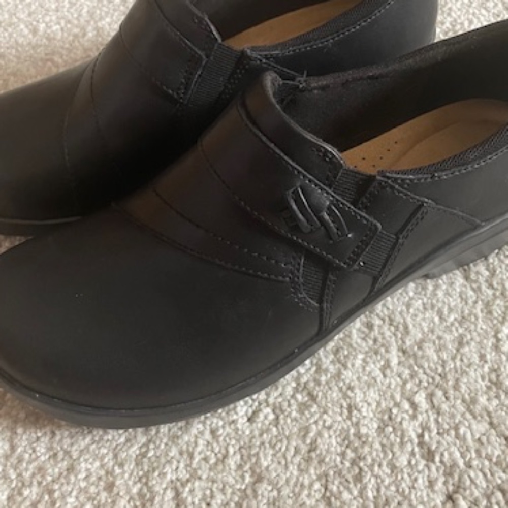 Clarks Womens Closed Toe Slip-On Shoe